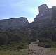 début du sentier vert pour les grottes. Au dessus : le rocher des Goudes (c) Christophe ANTOINE
420*411 pixels (18285 octets)(i136)