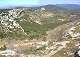  Vue sur le Vallon de Cros. On observe le chemin d'accès en fond de vallée. Tour de Cauvin au fond. Le site de la source de Cros est bien marqué par la végétation.  (c) Christophe ANTOINE
500*362 pixels (44385 octets)(i802)